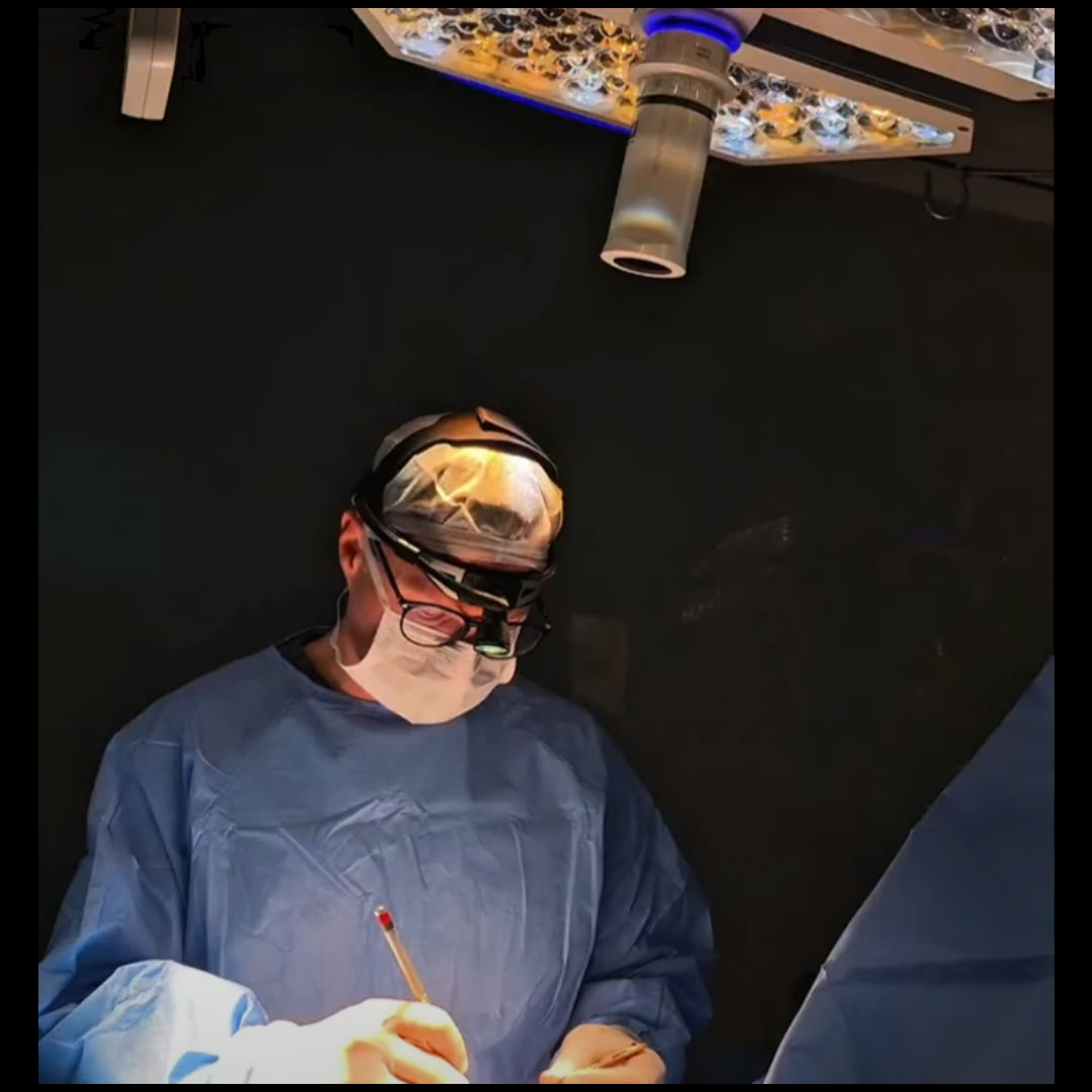 Dr. Peruzzo em ambiente cirúrgico